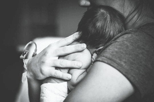 Dân mạng đau xót trước cái chết của em bé phải sinh mổ sớm để trúng 'ngày đẹp'