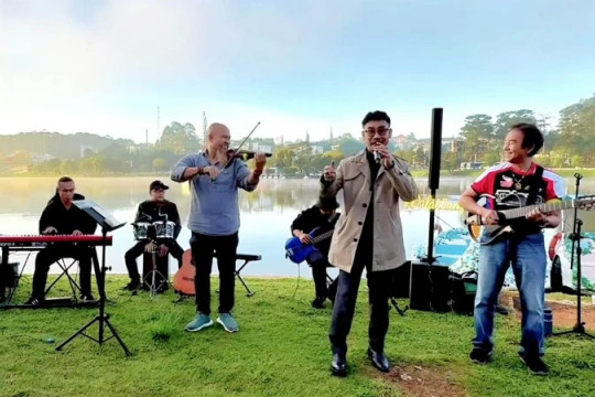 Thưởng thức âm nhạc đường phố trong sự kiện “Cùng Việt Nam tiến bước” quanh hồ Xuân Hương