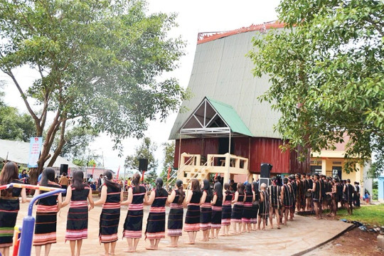 Rộn ràng tiếng cồng chiêng, điệu múa xoang