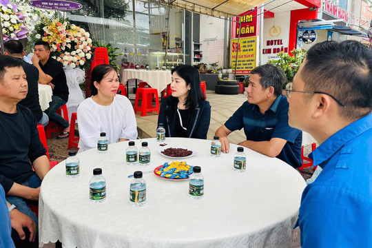 Thăm, động viên gia đình hai học sinh tử vong do sập bờ taluy