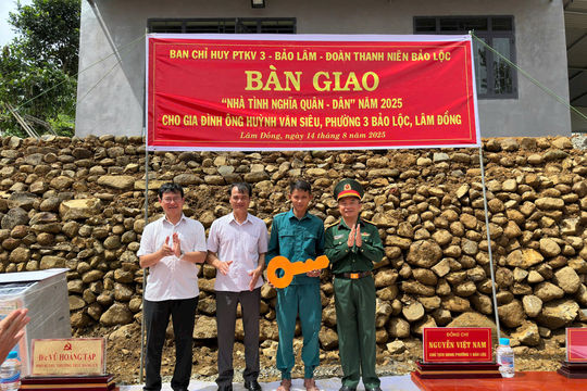 Ban Chỉ huy Phòng thủ khu vực 3 - Bảo Lâm bàn giao nhà tình nghĩa Quân - Dân