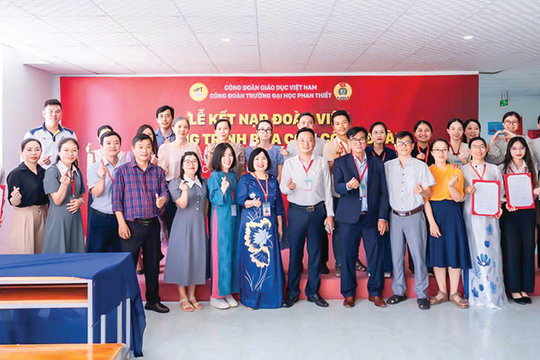 Kết nạp đoàn viên mới và “bữa cơm Công đoàn”
