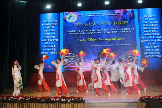 Liên hoan nghệ thuật quần chúng “Vươn lên cùng đất nước”