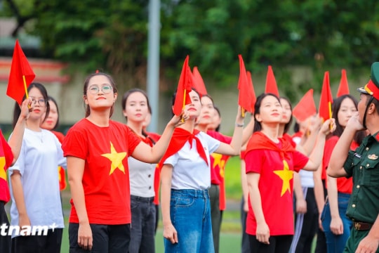 Gần 200 nhà báo hăng say luyện tập cho Đại lễ kỷ niệm 80 năm Quốc khánh 2/9