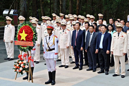 Lãnh đạo tỉnh Lâm Đồng dâng hương tưởng niệm các Anh hùng liệt sĩ