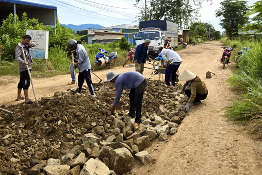 Người dân Lâm Đồng góp đá sửa đường