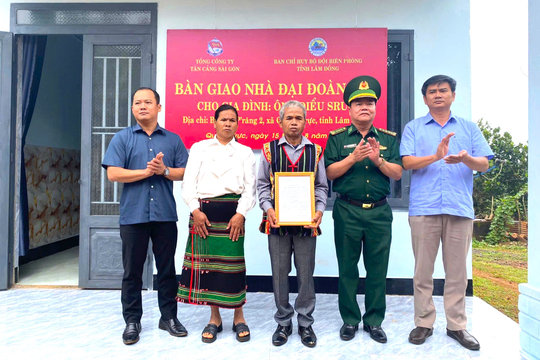 Bàn giao nhà “Đại đoàn kết” hộ dân khó khăn tại xã biên giới Lâm Đồng