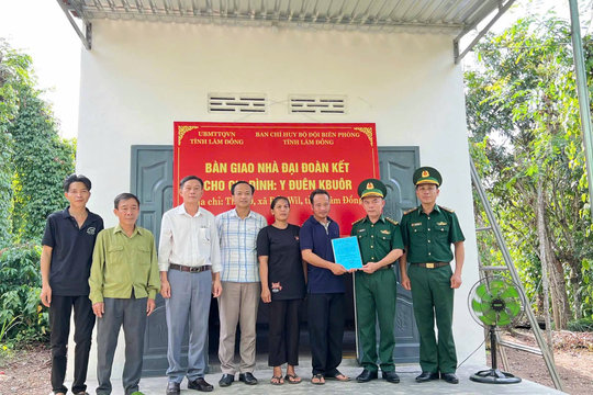 Bộ đội Biên phòng Lâm Đồng bàn giao 20 căn nhà Đại đoàn kết