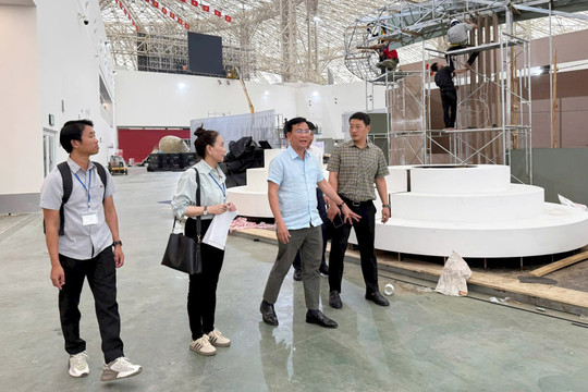 Chủ tịch Hồ Văn Mười kiểm tra không gian triển lãm Lâm Đồng - Hội tụ và tỏa sáng tại Hà Nội chào mừng 80 năm Quốc khánh