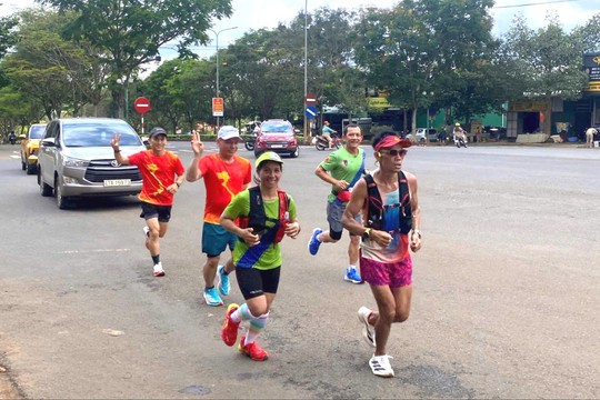 "Dị nhân" marathon Nguyễn Văn Long chạy bộ xuyên Việt qua địa phận tỉnh Lâm Đồng