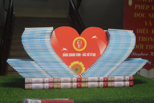 Trưng bày hơn 80 ấn phẩm chào mừng Đại hội Đảng các cấp