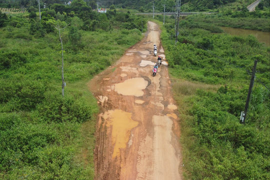 Nhiều tuyến đường giao thông biến thành “ao” trong mùa mưa