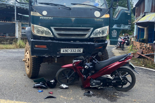 Xe ben va chạm với xe máy khiến 2 người thương vong