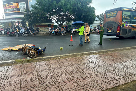 Người đàn ông điều khiển xe máy ngã ra đường bị xe khách tông tử vong