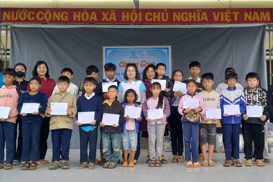 Hơn 200 phần quà tiếp sức đến trường cho trẻ em vùng khó khăn