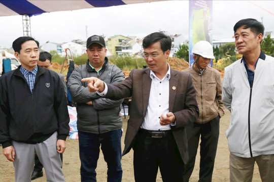 Đồng chí Đinh Văn Tuấn kiểm tra công tác chuẩn bị lễ khởi công