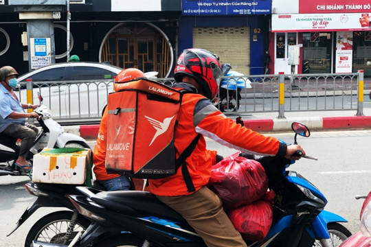 Chuyện cô gái bắt shipper giao 30 cốc chè ghi tên từng người gây tranh cãi