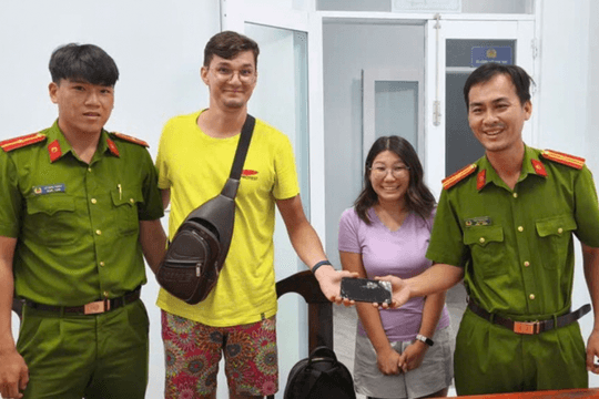 Cảnh sát Lâm Đồng đi 10km tìm điện thoại cho du khách Nga
