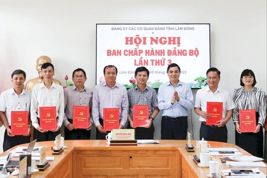 Học tập và làm theo Bác gắn với xây dựng, chỉnh đốn Đảng