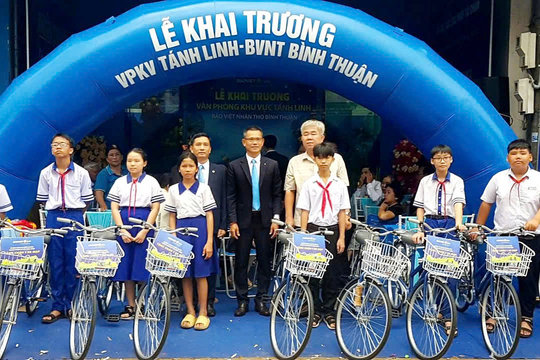 Trao tặng 10 xe đạp cho học sinh có hoàn cảnh khó khăn