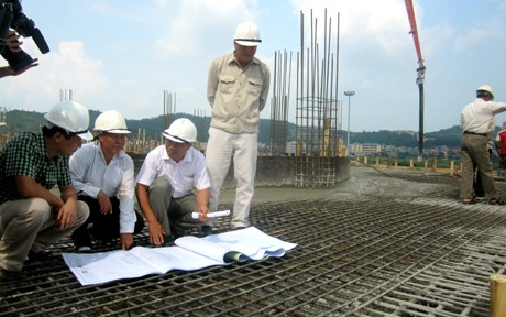 Có được vừa lập hồ sơ mời thầu, vừa đánh giá hồ sơ dự thầu?