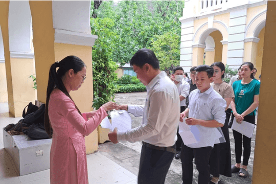 Cách nộp phiếu đăng ký và mức lệ phí thi tuyển giáo viên tại TPHCM năm học 2025-2026 đợt 1