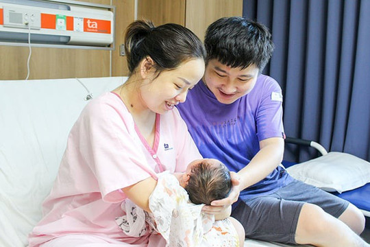 Lao động nam đang tham gia BHXH bắt buộc khi vợ sinh con được nghỉ bao nhiêu ngày?
