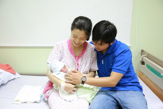 Hướng dẫn thủ tục hưởng chế độ thai sản với lao động nam khi vợ sinh con