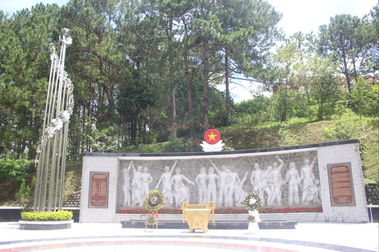 Đài tưởng niệm Cam Ly nơi máu đã đổ giữa ngàn hoa