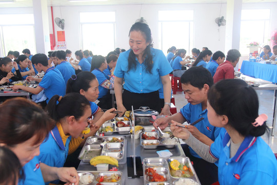 Ấm áp "Bữa cơm công đoàn" cho gần 600 công nhân lao động