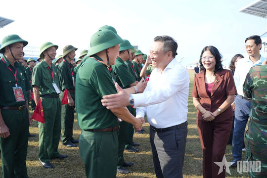 Chủ tịch thành phố Hà Nội thăm, tặng quà khối diễu binh, diễu hành A80