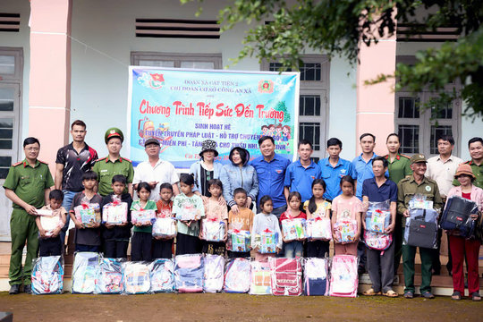 Công an xã Cát Tiên 2 "tiếp sức đến trường” cho học sinh nghèo