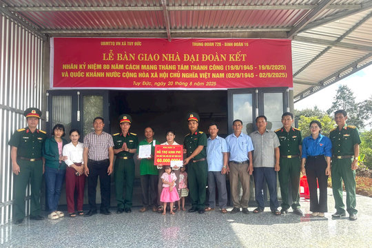 Trung đoàn 726 phối hợp bàn giao nhà “Đại đoàn kết”