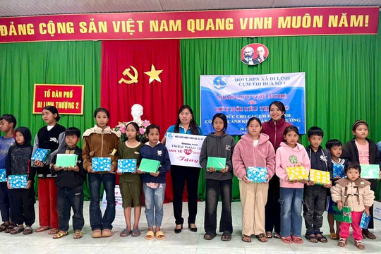 Trao tặng trên 1.200 phần quà "Tiếp bước đến trường" cho học sinh nghèo