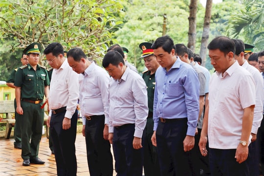 Lãnh đạo tỉnh Lâm Đồng dâng hương tưởng niệm các Anh hùng liệt sĩ tại xã Quảng Trực