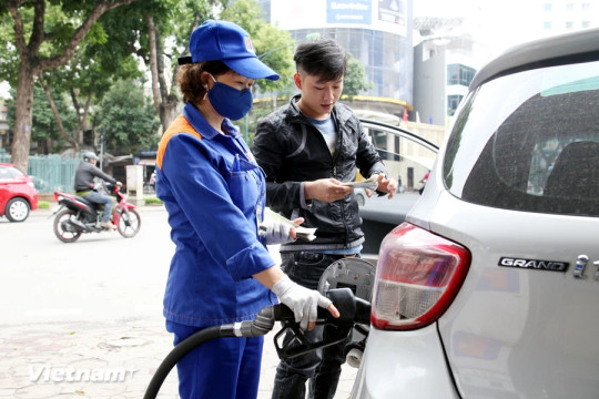 Giá dầu tiếp tục đi xuống, xăng RON95-III tăng hơn 200 đồng mỗi lít