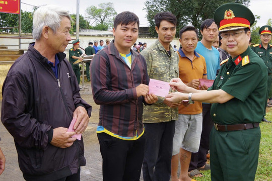 Trung đoàn 720 tặng bò giống cho 96 hộ dân xã Quảng Tân