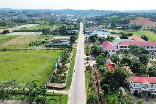 Nhiều nơi ở Tà Năng còn “trắng” sóng điện thoại