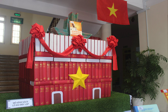 Thư viện Lâm Đồng trưng bày sách mang chủ đề Hành trình độc lập, tự do