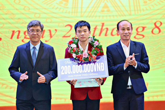 Học sinh đạt Huy chương Bạc Olympic Tin học quốc tế được tỉnh Lâm Đồng thưởng 200 triệu đồng