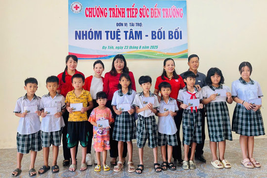 Trao hơn 100 suất quà tiếp sức đến trường cho các em học sinh xã Đạ Tẻh