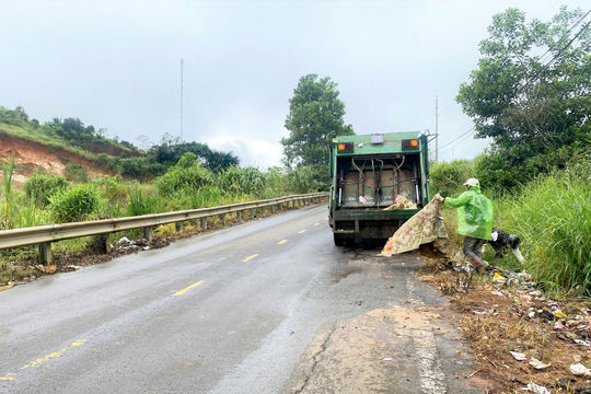 Sau phản ánh của Báo và Phát thanh, Truyền hình Lâm Đồng, các điểm tập kết rác trên Tỉnh lộ 725 được dọn sạch