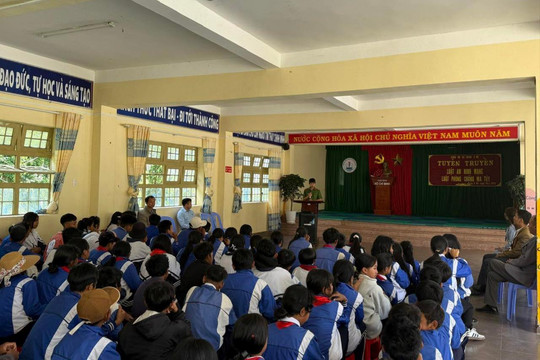 Giữ bình yên trường học giữa rừng sâu
