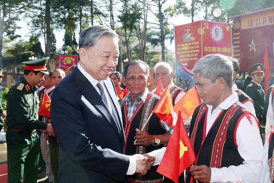 Phát triển tư duy lý luận của Đảng về bảo vệ Tổ quốc Việt Nam xã hội chủ nghĩa trong tình hình mới