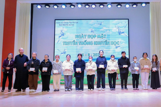 Trao 181 suất quà khuyến học cho học sinh, sinh viên nghèo vượt khó 