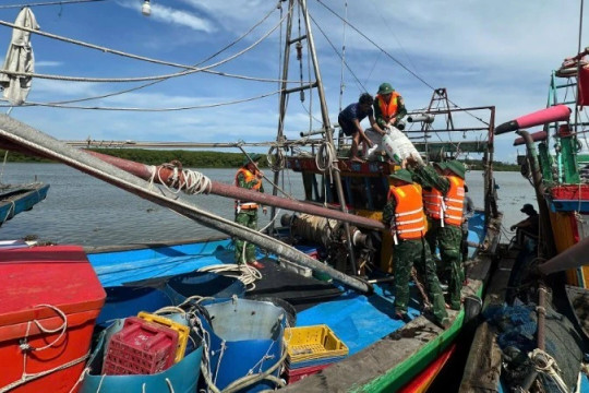 Khẩn trương kêu gọi tàu thuyền vào nơi trú ẩn an toàn