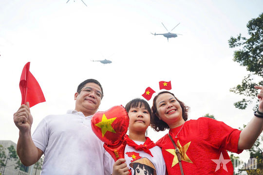 Hàng chục nghìn người xem "Hổ mang chúa" SU-30MK2 bay luyện tập diễu binh trên Quảng trường Ba Đình