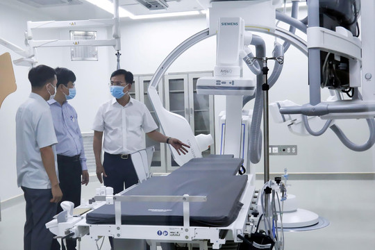 Chủ tịch UBND tỉnh Lâm Đồng Hồ Văn Mười thăm và làm việc tại Bệnh viện Đa khoa Bình Thuận