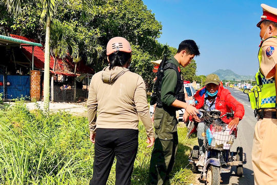 Ứng cứu kịp thời người đàn ông sắp rơi xuống hồ nước sâu