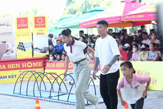 Trung vệ Bùi Tiến Dũng san sẻ yêu thương cùng Mái ấm gia đình Việt